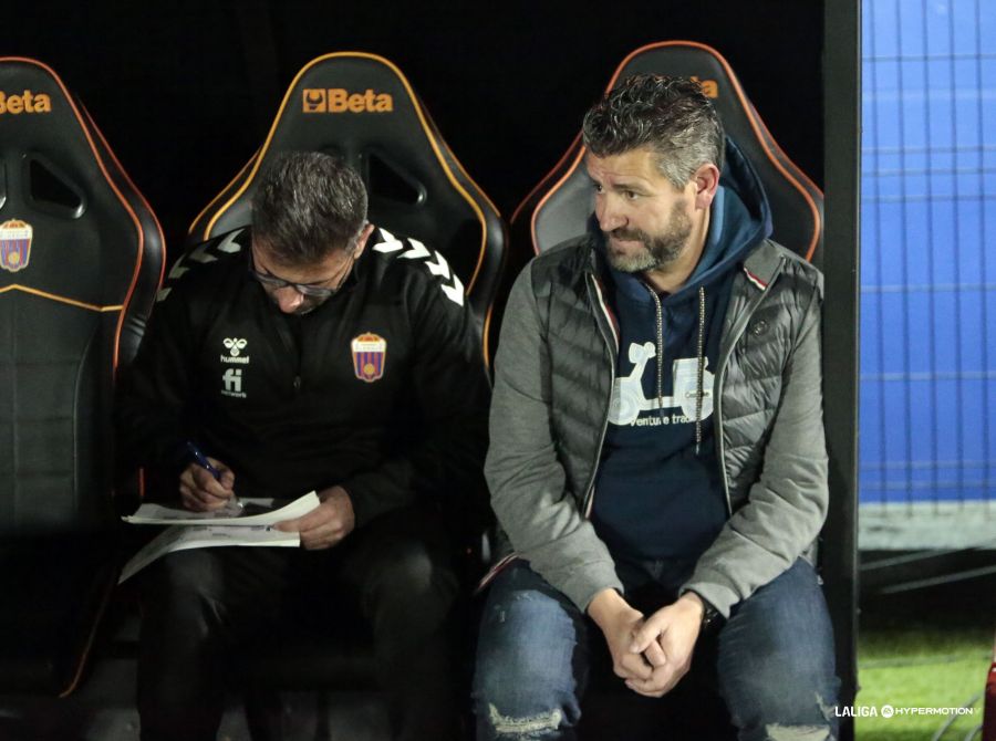 Fernando Estévez en el banquillo del Nou Pepico Amat antes de comenzar el Eldense - Cartagena.