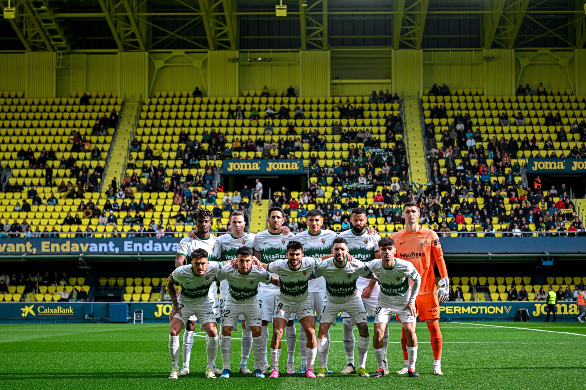 Los jugadores del XI inicial del Elche posan para la foto previa al inicio del partido.