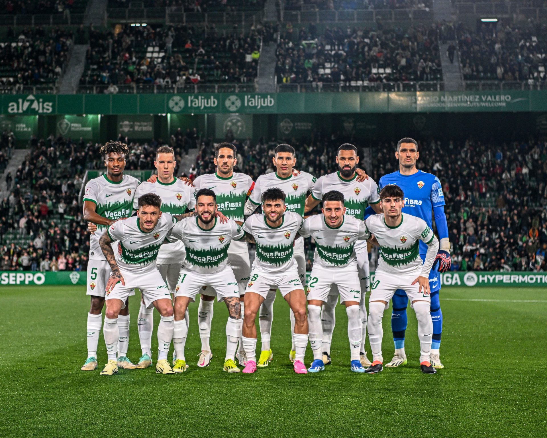 Los jugadores del once inicial del Elche posan para la foto de antes del inicio del partido.