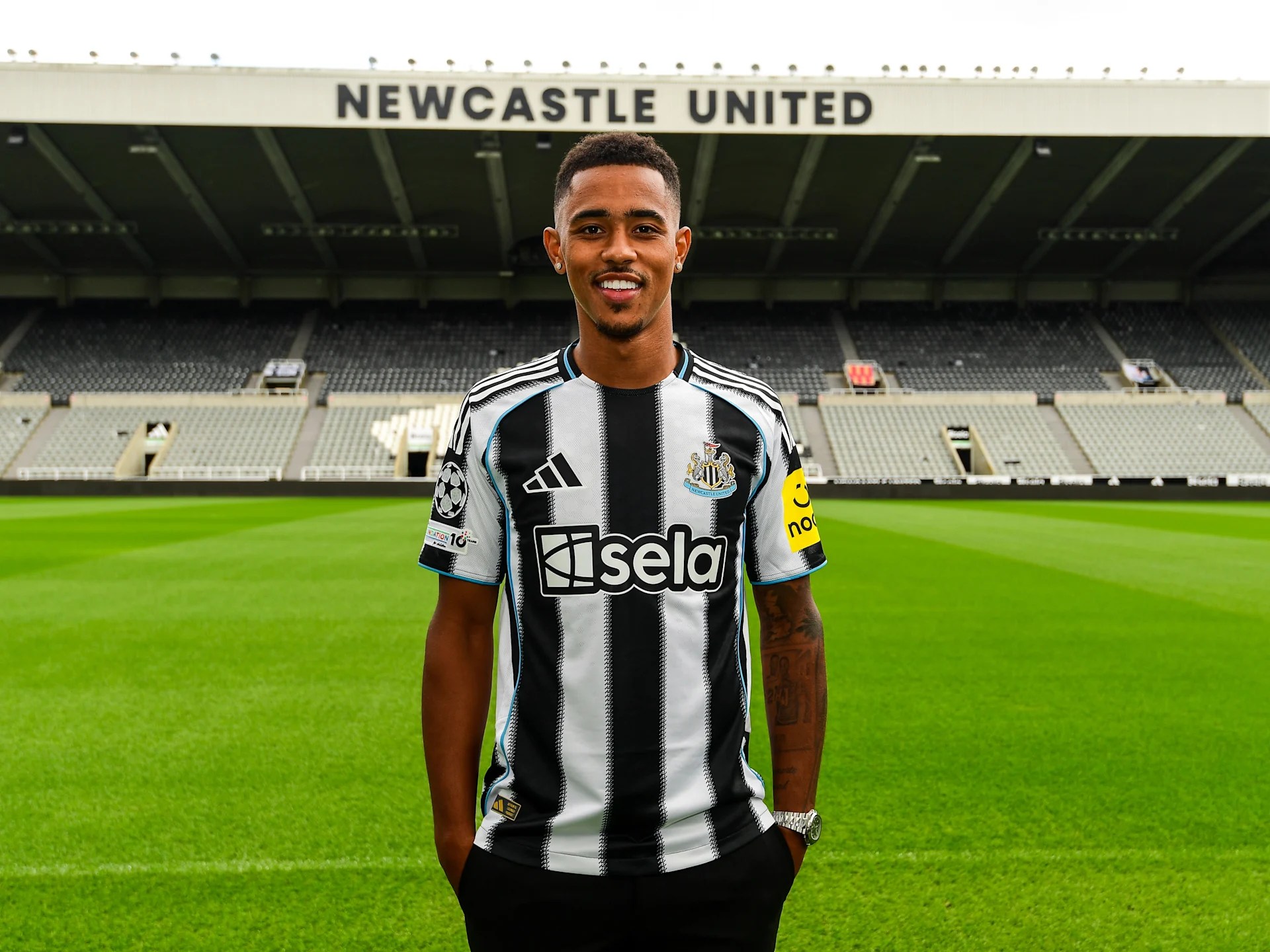 Jacob Ramsey posando como nuevo fichaje del Newcastle United