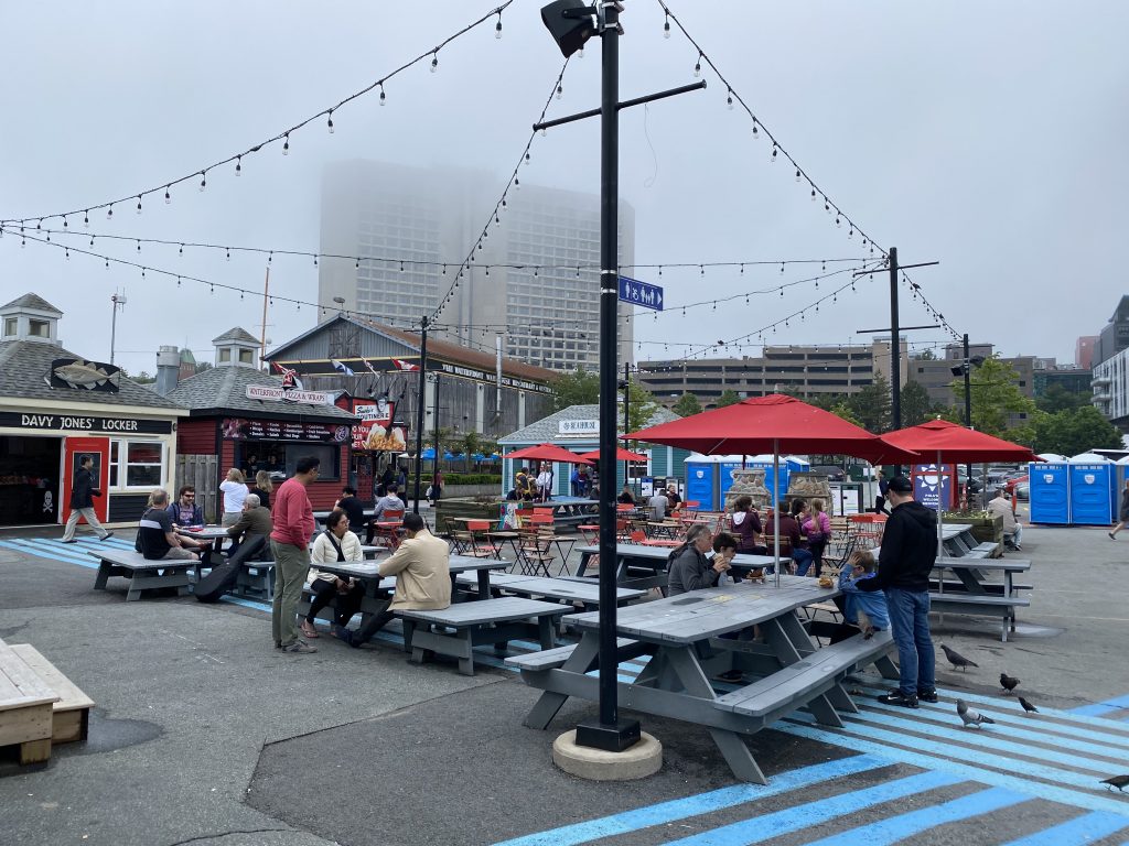 halifax quand il pleut waterfront biergarden