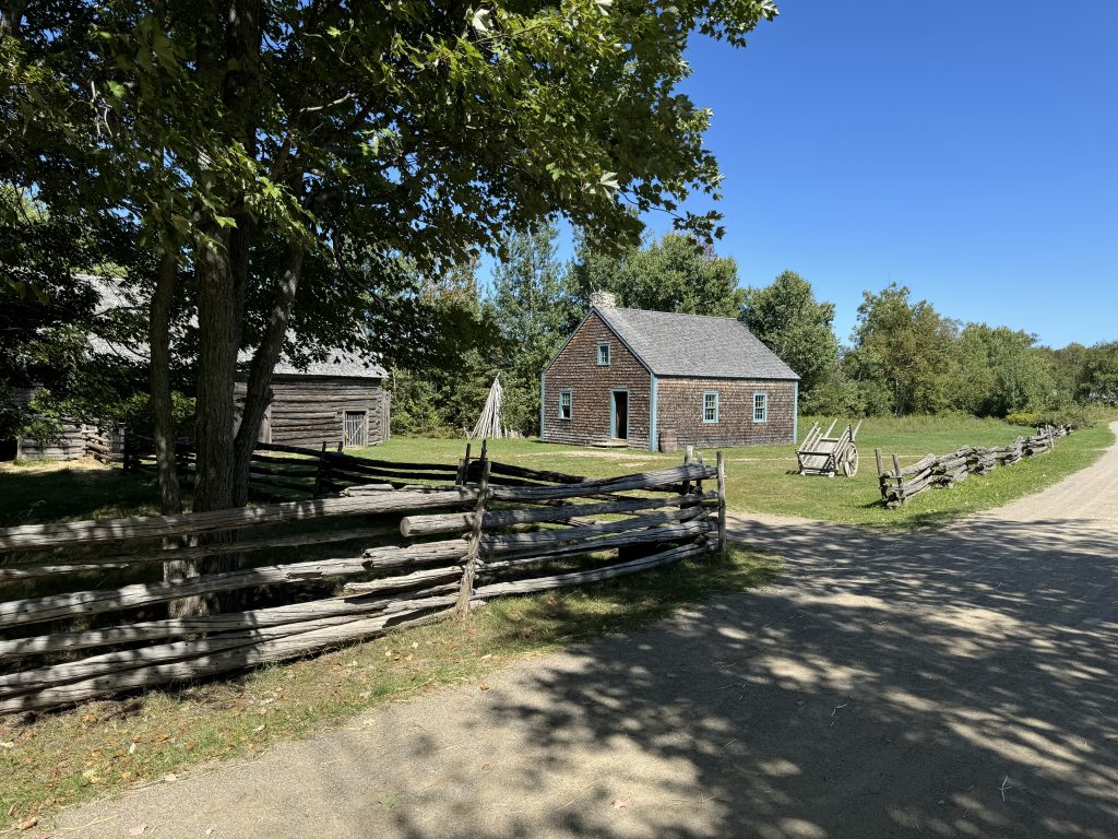 maison et ses jardins au village historique acadien