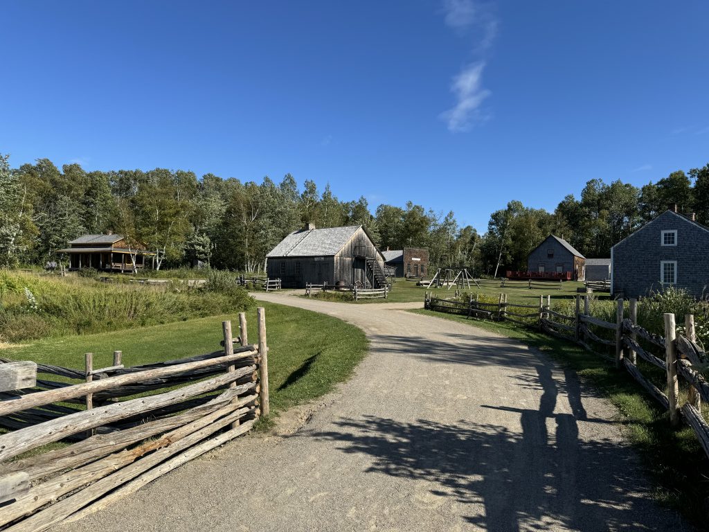 vue générale de plusieurs maisons au village historique acadien