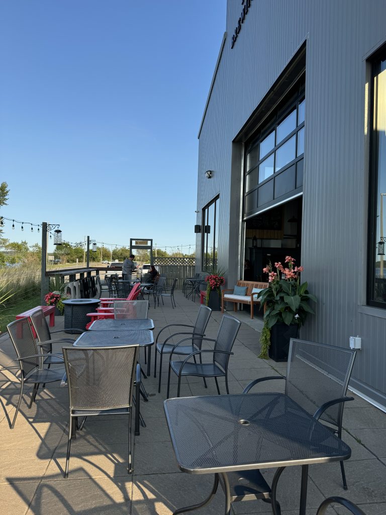 terrasse extérieure de 13 barrels brewing
