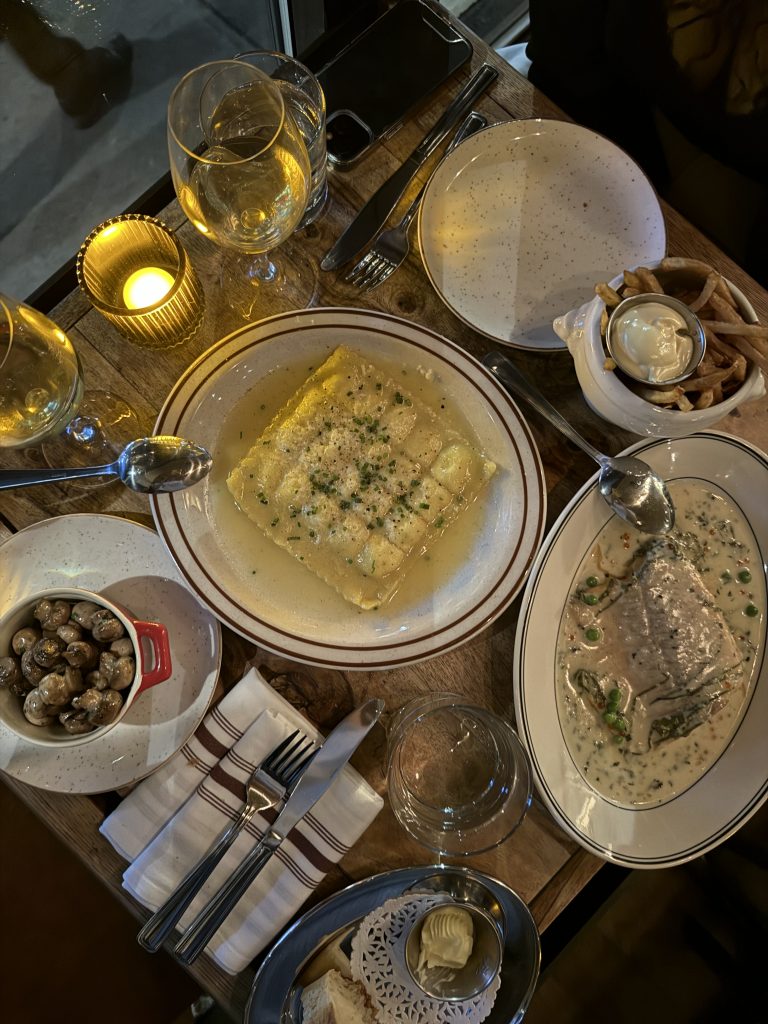 table remplie ravioles au comté champignons au pastis truite à l'oseille Bouillon Albert rue st denis