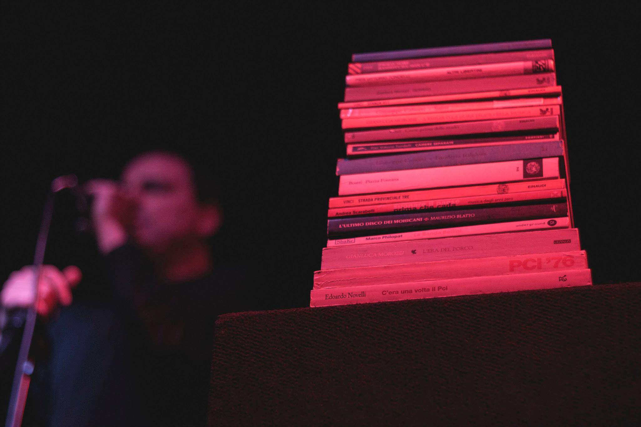 Spartiti: Narrazioni musicate di vita contemporanea – intervista a Max  Collini – Off Topic Magazine, image size:2048x1366