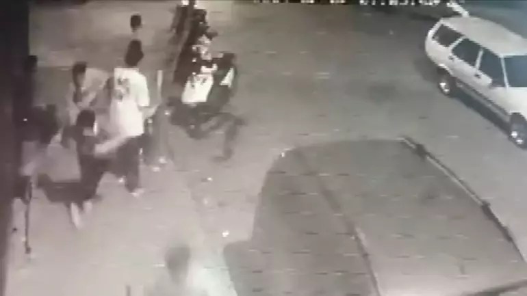 Bağcılar‘da sokakta bekleyen gruba düzenlenen silahlı saldırıda kaldırımda yürüyen bir