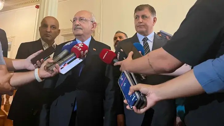 CHP’nin eski Genel Başkanı Kemal Kılıçdaroğlu, İzmir Büyükşehir Belediye Başkanı Cemil Tugay‘ı Egemenlik Evi’ndeki