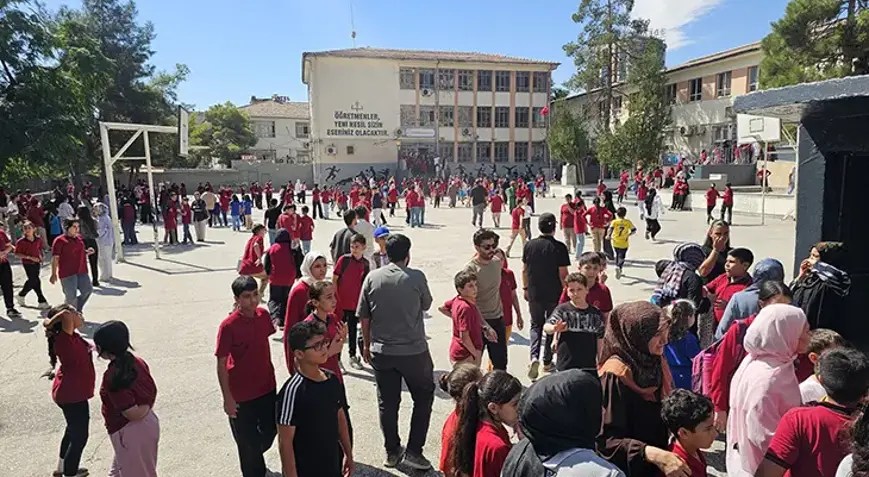 ŞANLIURFA – Şanlıurfa’da 5.4 büyüklüğünde bir deprem meydana geldi. AFAD