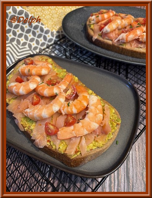 Tartines avocat, saumon, crevettes