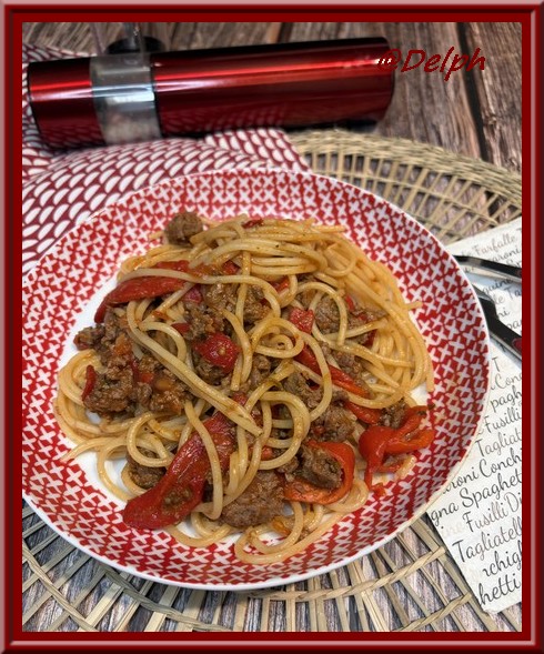 Spaghetti au poivron mariné et bœuf haché