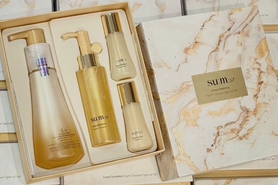 Set sữa rửa mặt tái sinh Su:m37 Losec Summa Elixir Foam Cleanser 4sp Thành phần nổi bật của set bao gồm chiết xuất vàng nguyên chất và các dưỡng chất lên men, hỗ trợ chống oxy hóa, tái tạo collagen và làm săn chắc da, hướng đến hiệu quả phục hồi toàn diện