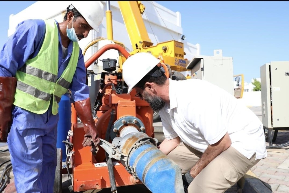 الشركة العُمانية لخدمات المياه تتعامل مع تأثر أحد الأنابيب الموزعة للمياه بجعلان بني بوعلي