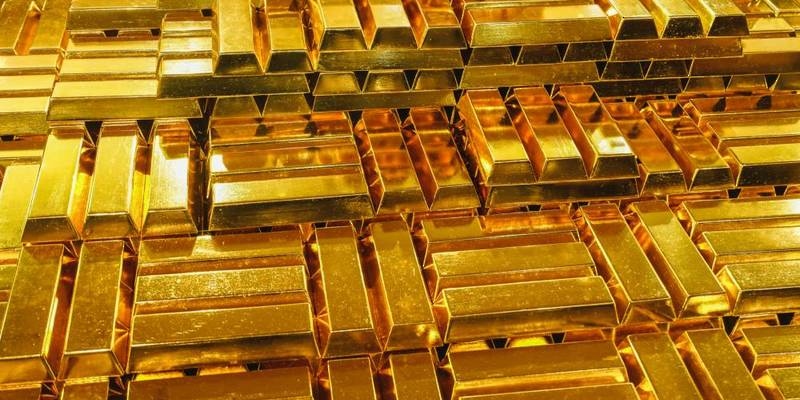 الذهب يتراجع عن ذروة 3 أشهر
