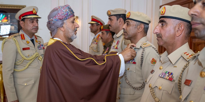 جلالةُ السُّلطان المعظم يُنعم بميداليتي الخدمة الممتازة والثناء السُّلطاني على عددٍ من الضباط بشؤون البلاط السُّلطاني