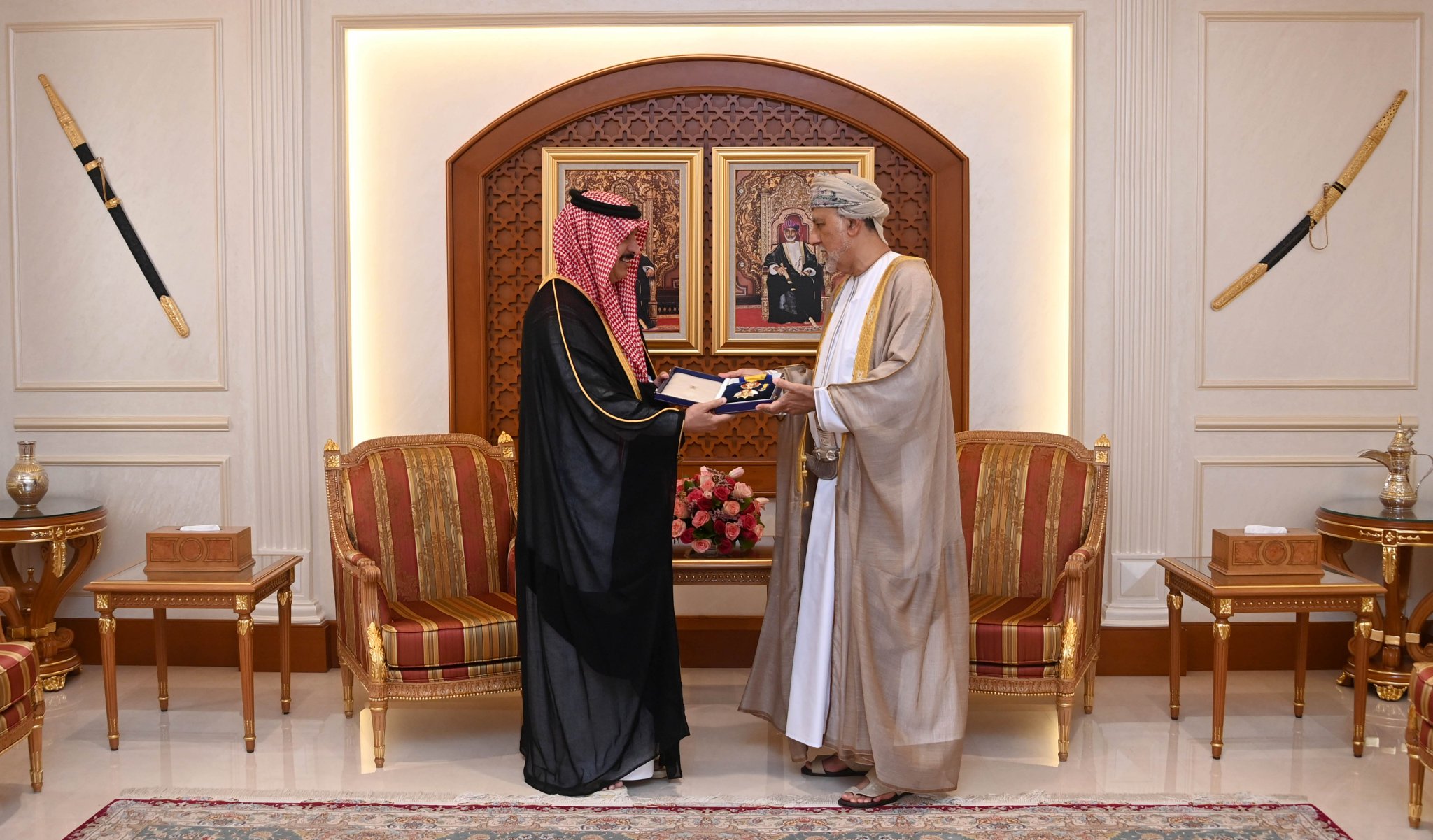 جلالة السلطان يمنح وسام النعمان لسفير المملكة العربية السعودية