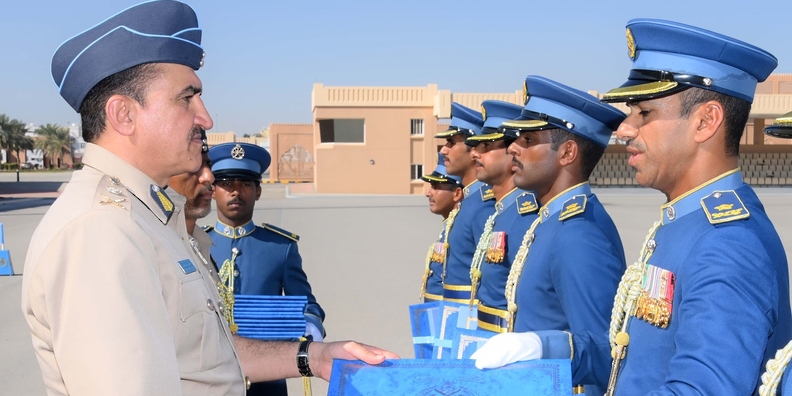 قائد سلاح الجو السلطاني العُماني يسلم البراءة السلطانية وشهادات الدبلوم في العلوم العسكرية للضباط الخريجين