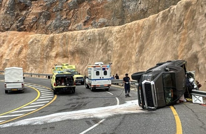 وفاة 3 أشخاص في حادث تدهور مركبة بالجبل الأخضر
