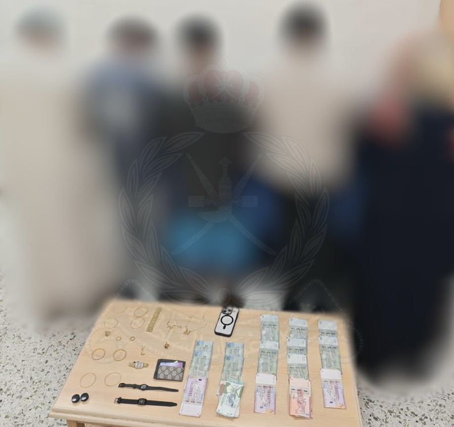 القبض على عاملتي منزل ومتـهمين آخرين بتهمة الاعتداء والسرقة في ولاية القابل