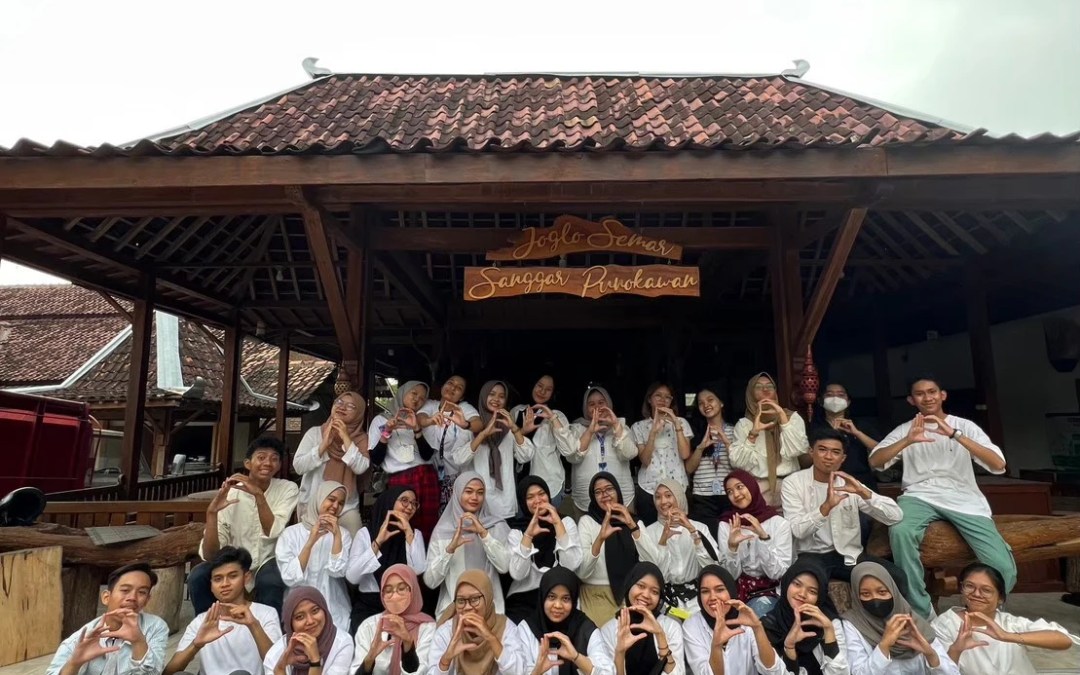 Opening the Wonderful Yogyakarta Culture: Alice’s Adventure in Wonderland with AIESEC’s UPNVY Local Project Volunteer