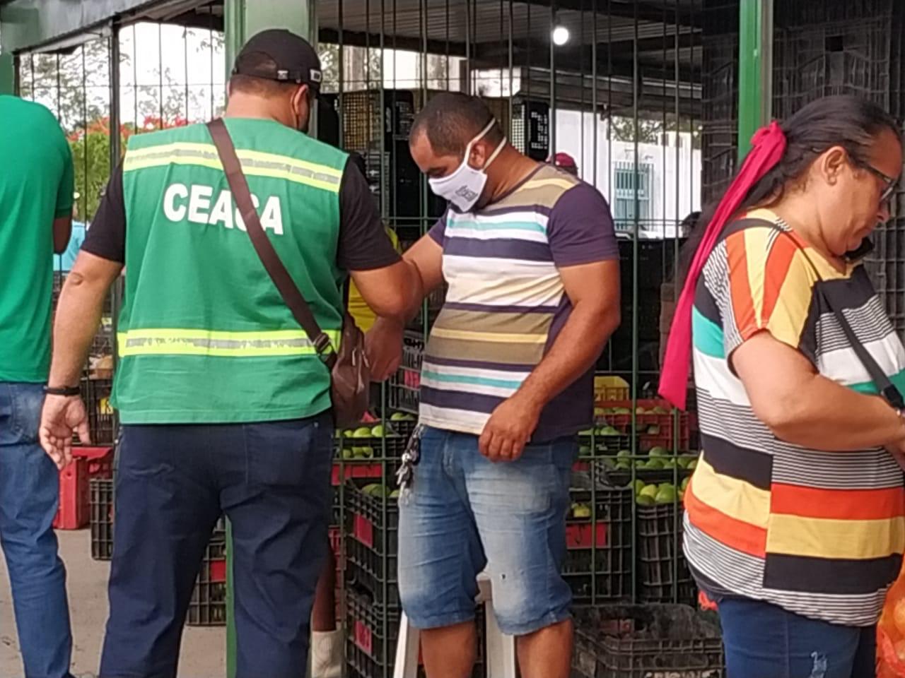 Central de Abastecimento de Caruaru realiza distribuição de 2 mil máscaras para comerciantes e compradores