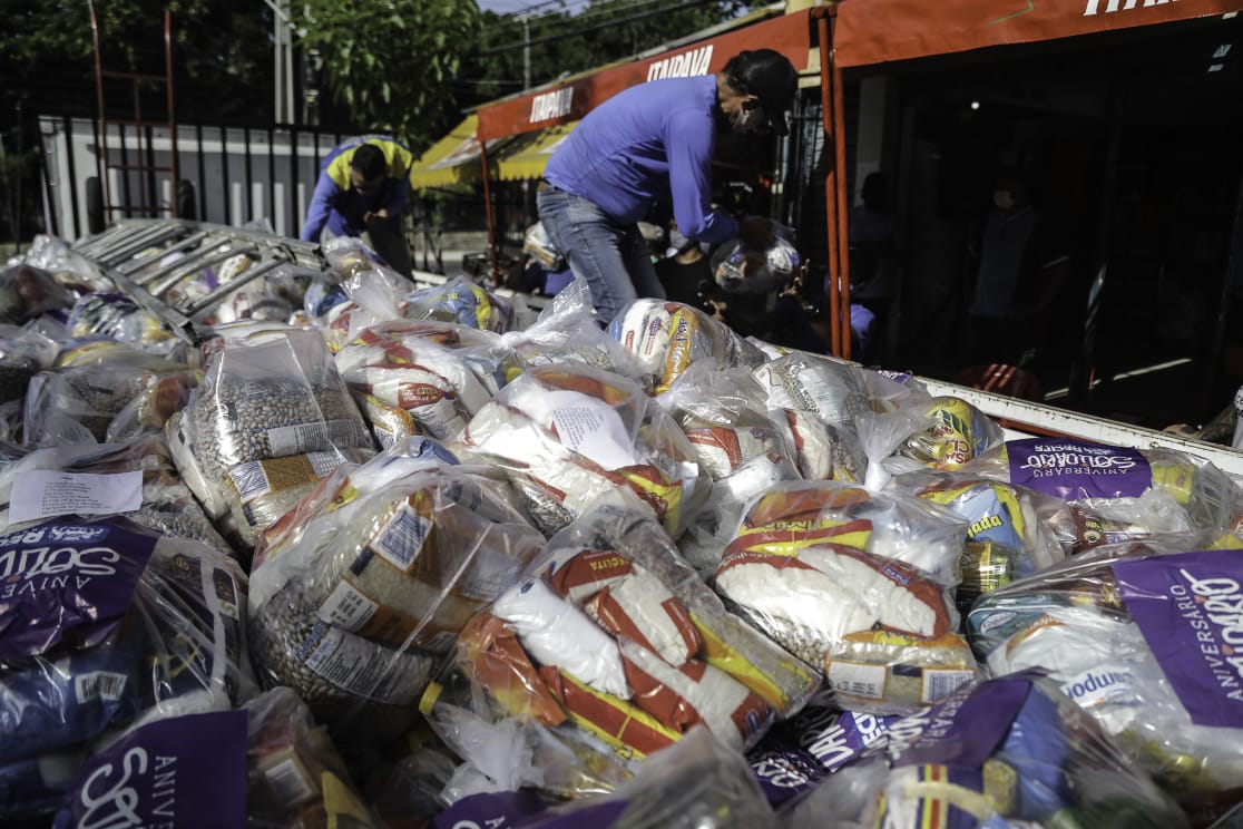 Prefeitura do Recife inicia entrega de cestas básicas a comerciantes informais