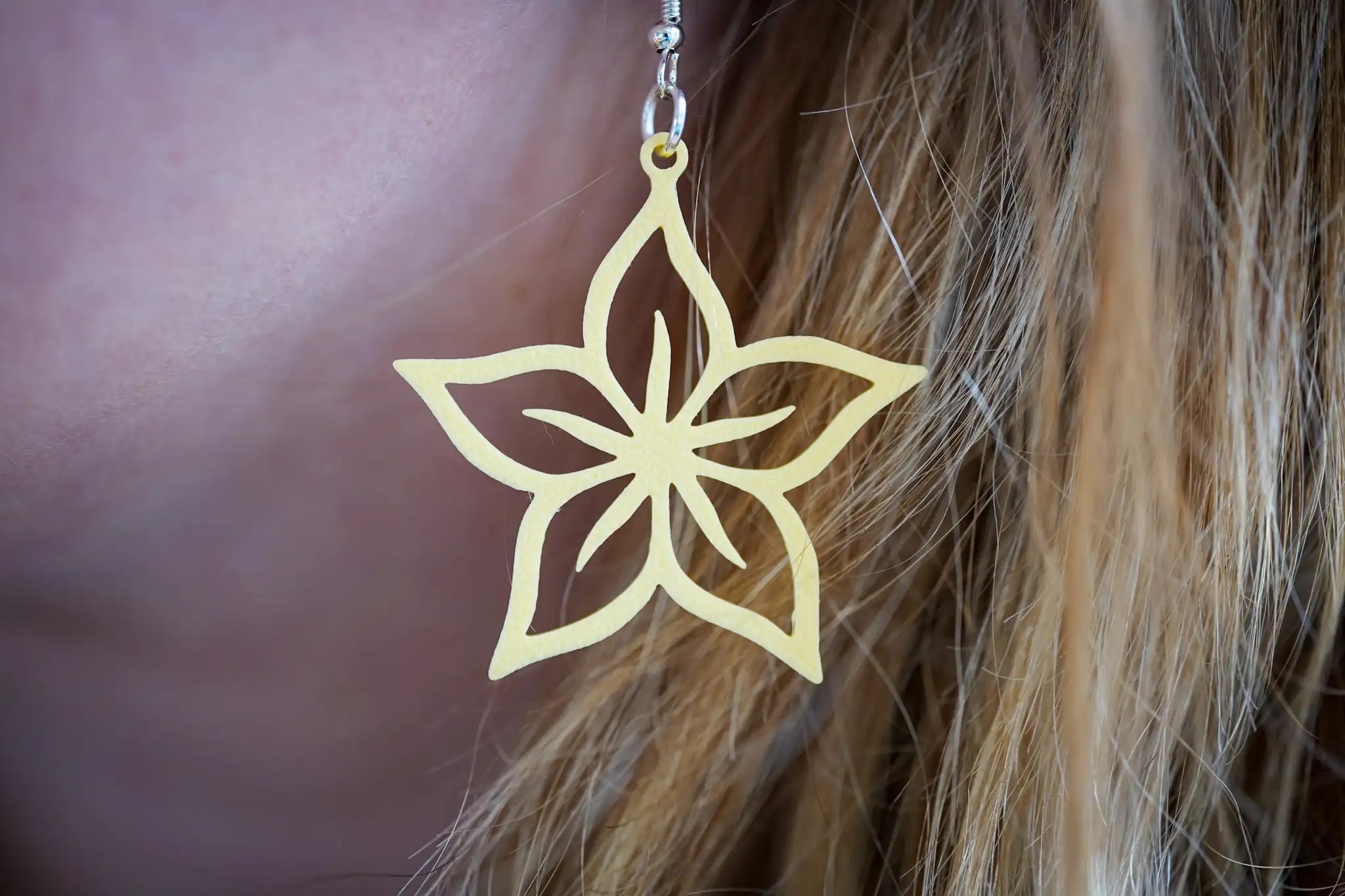 Boucles d'oreilles pendantes - Fleur de frangipanier jaune -collection annuelle - Spoolio