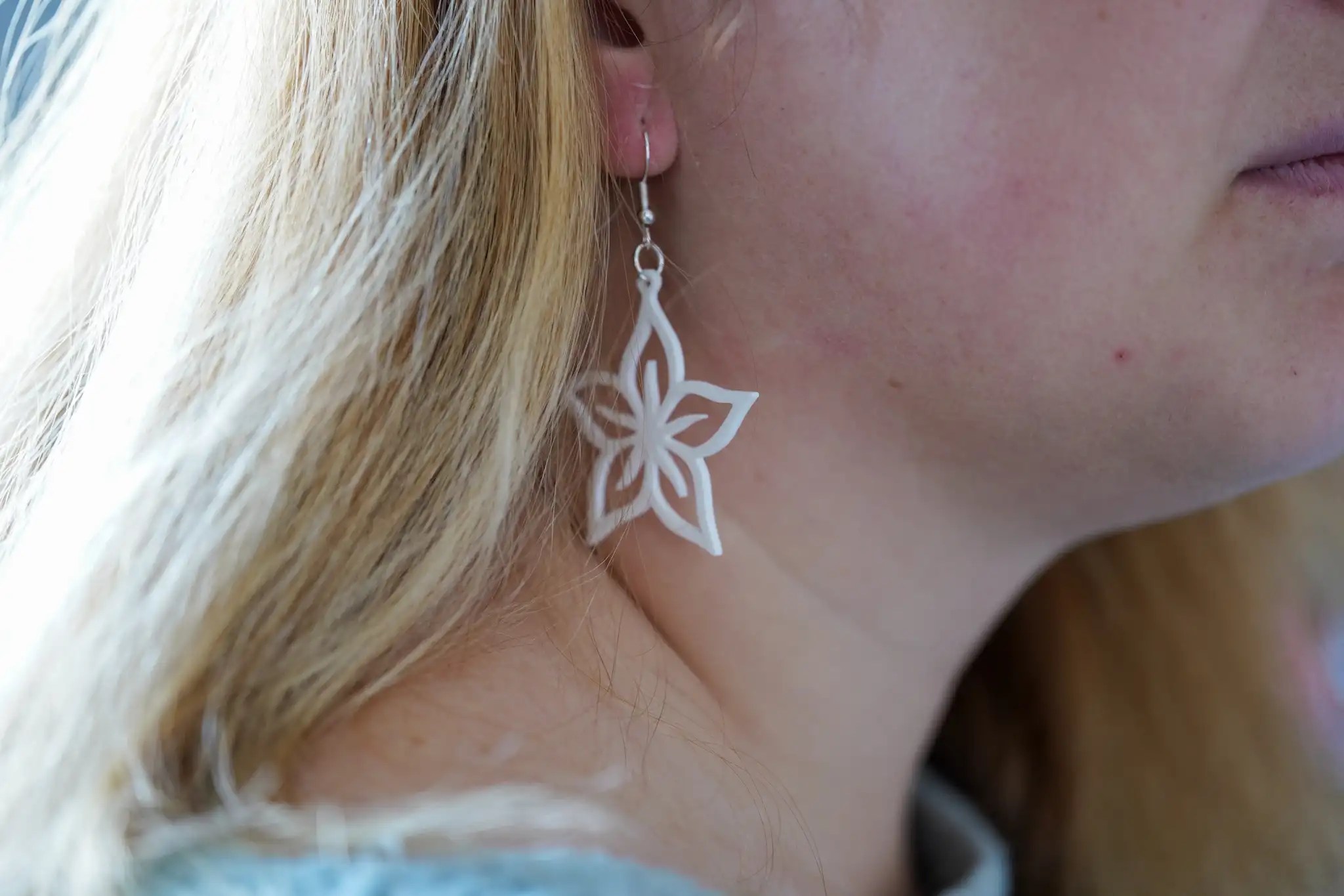 Boucles d'oreilles pendantes - Fleur de frangipanier blanc -collection annuelle - Spoolio
