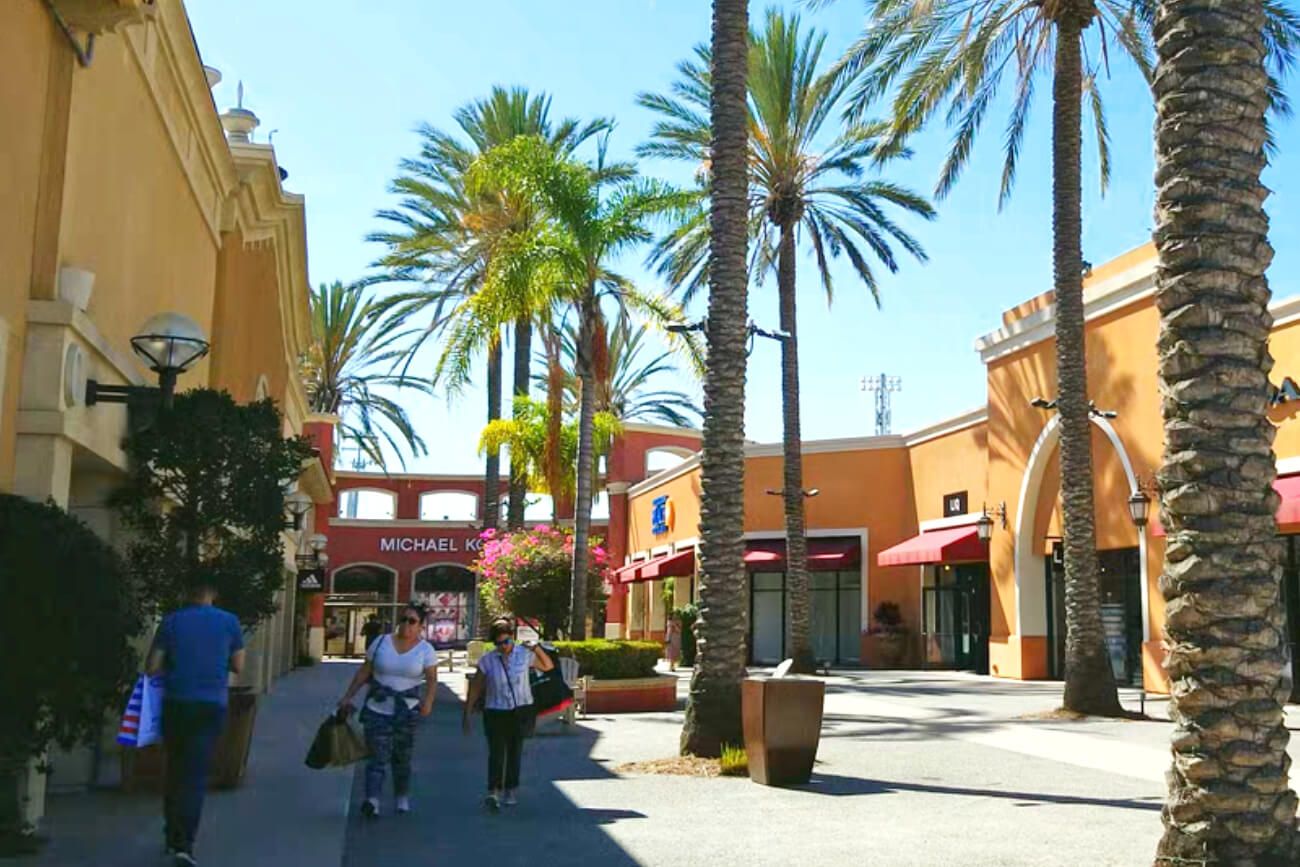 The clean, wide, open walkways of Las Americas Premium Outlets