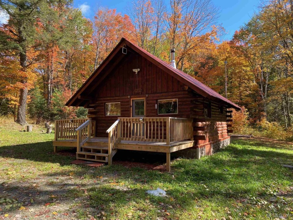 100K Sunday Michigan's Upper Peninsula Log Cabin for Sale on 10+ Acres