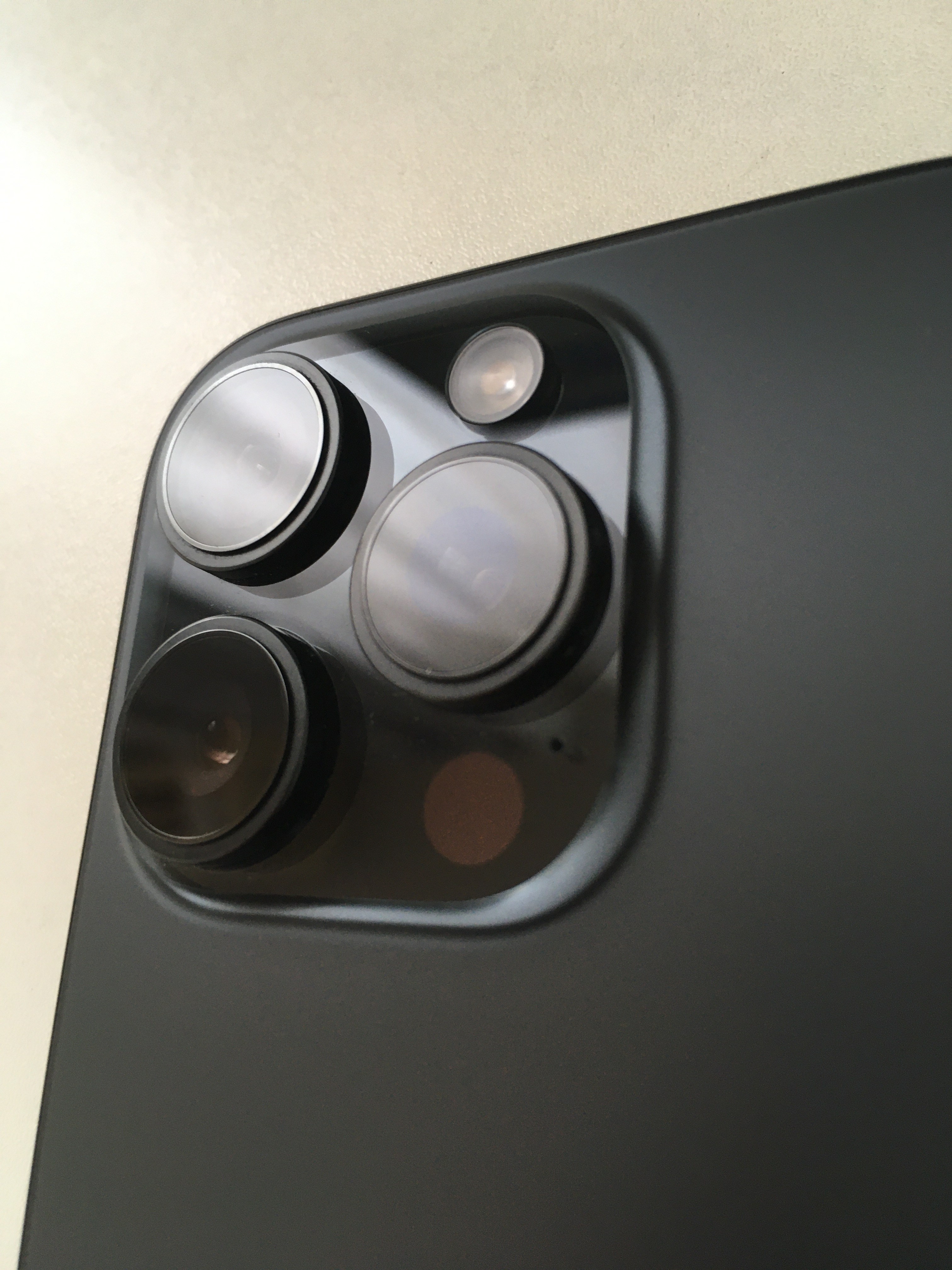 iPhone 16 Pro裸族1ヶ月レビュー｜ケースなしで傷や落下は - Kenjyo Life