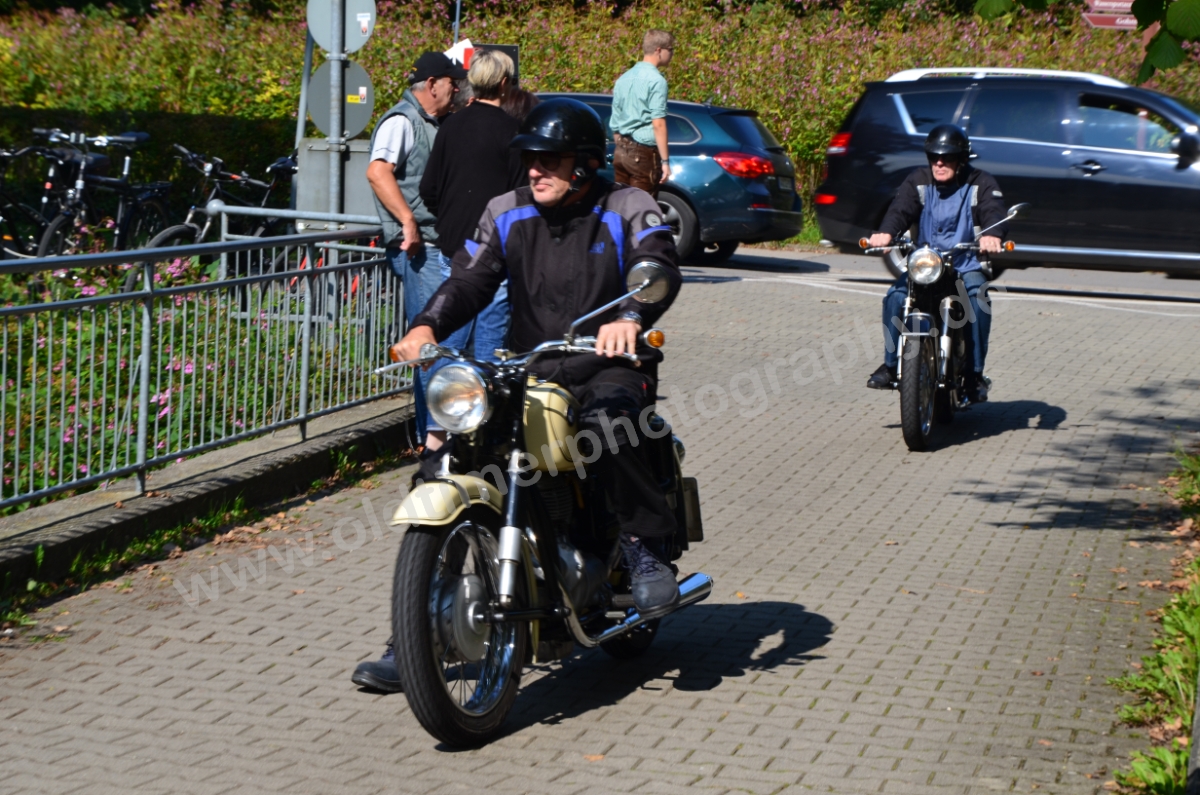 Motorradfahrer bei der Ankunft und Einfahrt auf's Gelände