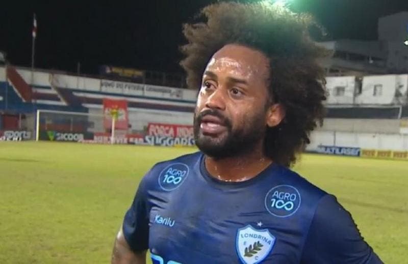 The main kit is predominantly white and features a horizontal green stripe on the chest, . Racismo Brusque Fc E Punido Com A Perda De Tres Pontos E Multa De R 60 Mil