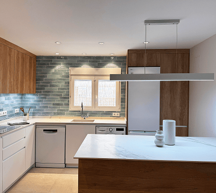 Espacio de cocina moderna y funcional en el estudio