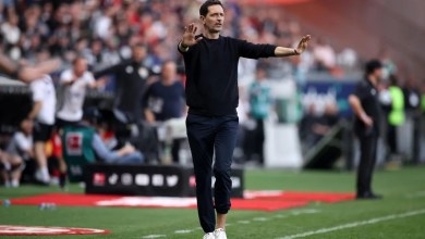 Topmöller on the sidelines.