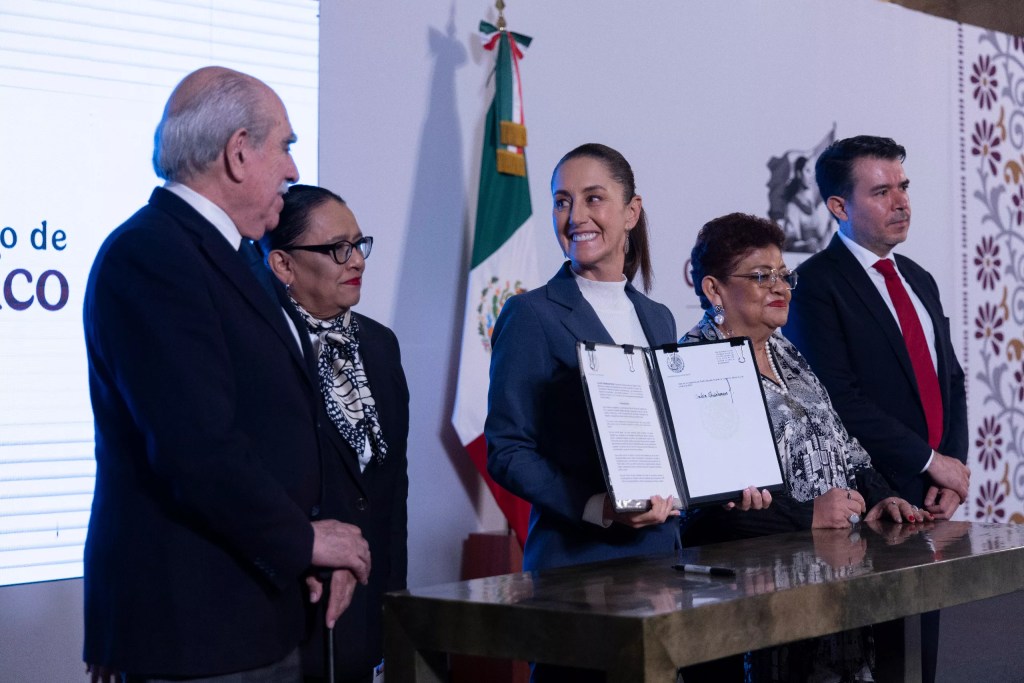 Claudia Sheinbaum muestra el decreto por el que pide disculpas por la Masacre del 68. La acompañan Pablo Gómez, Ernestina Godoy y Rosa Icela Rodríguez.