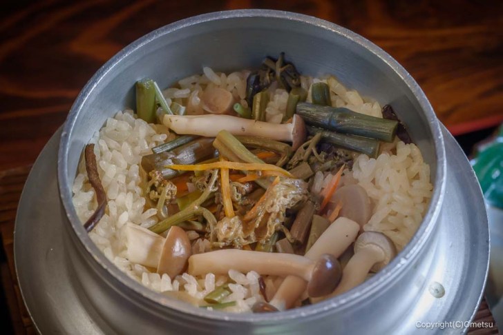 御岳山・山香荘の、山菜釜飯