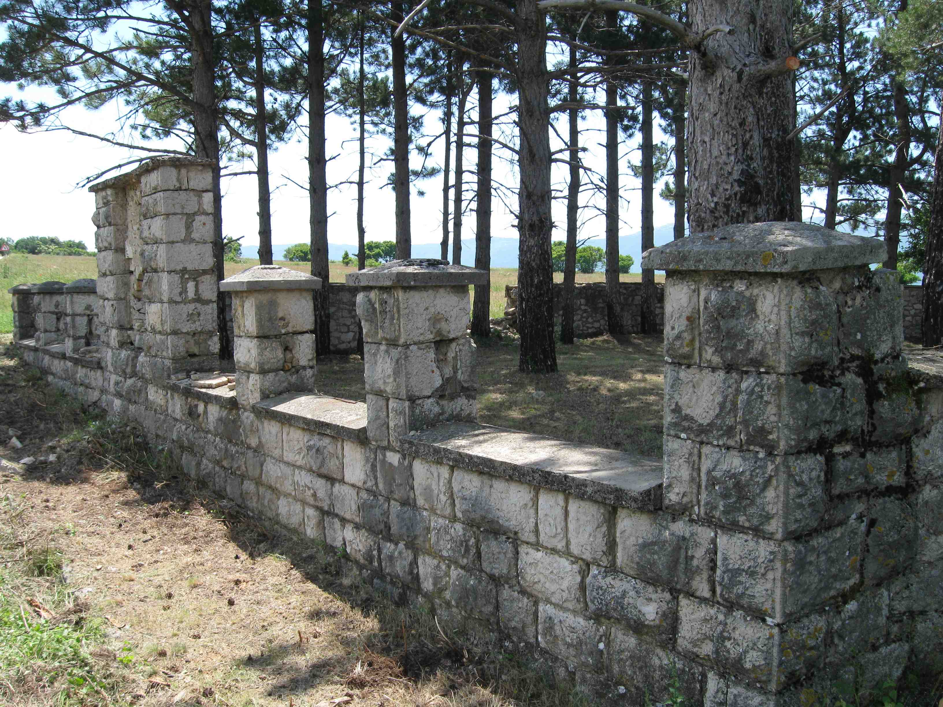 Spomen-groblje nakon uređenja, jun 2013.