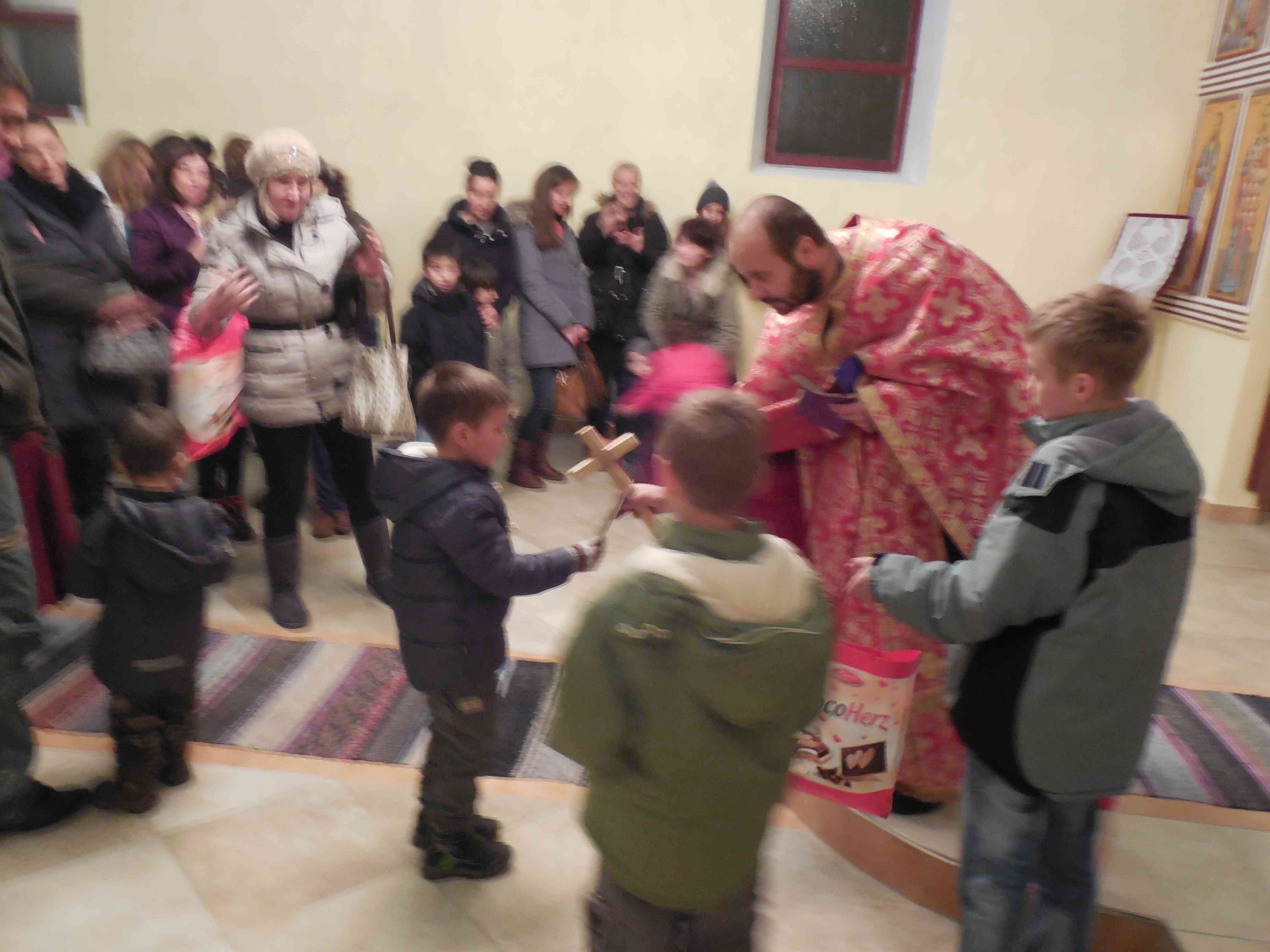 Подела пакетића деци, Бадње вече у Црном Лугу, 2014. год.