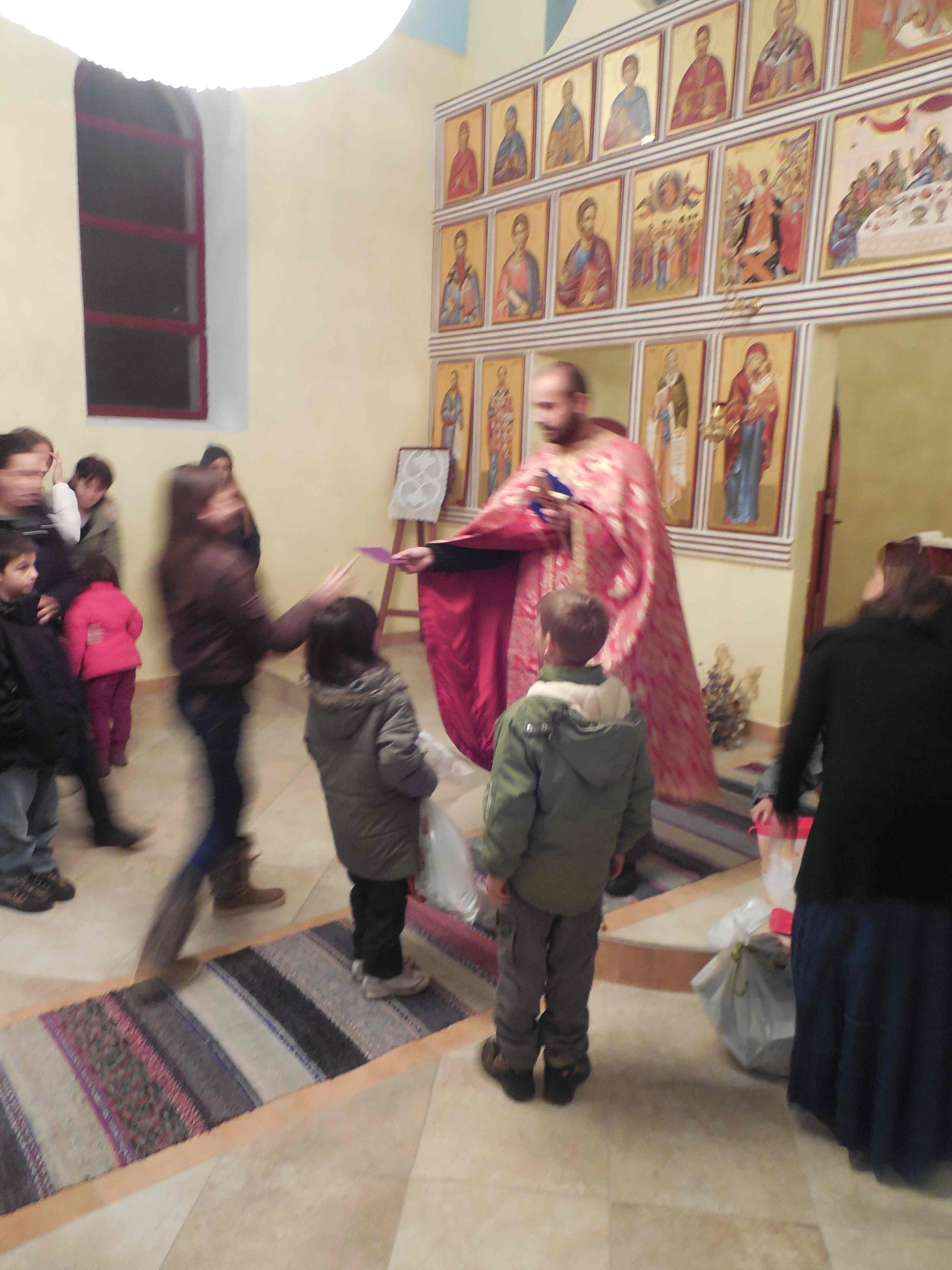 Подела пакетића деци, Бадње вече у Црном Лугу, 2014. год.