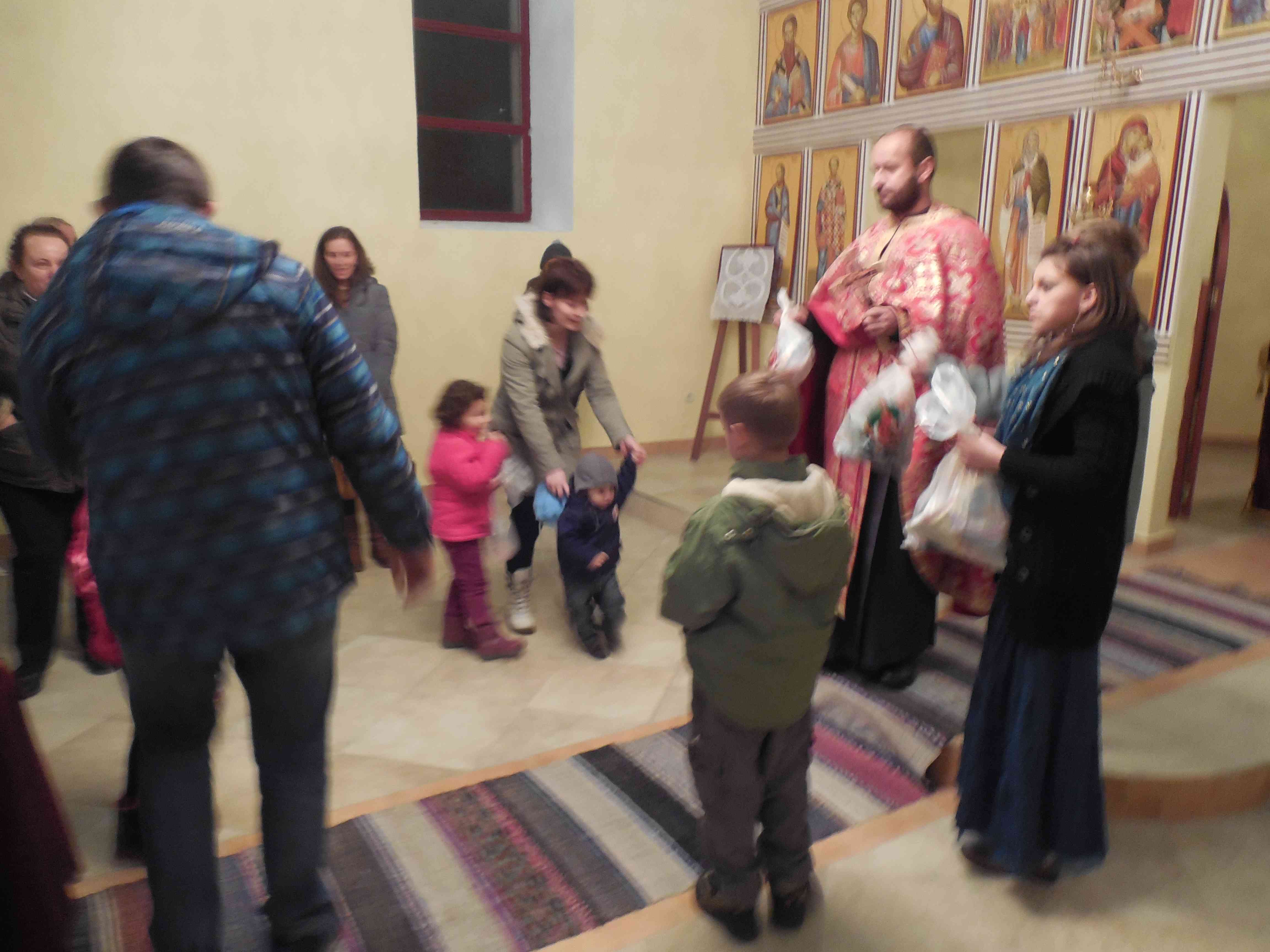 Подела пакетића деци, Бадње вече у Црном Лугу, 2014. год.