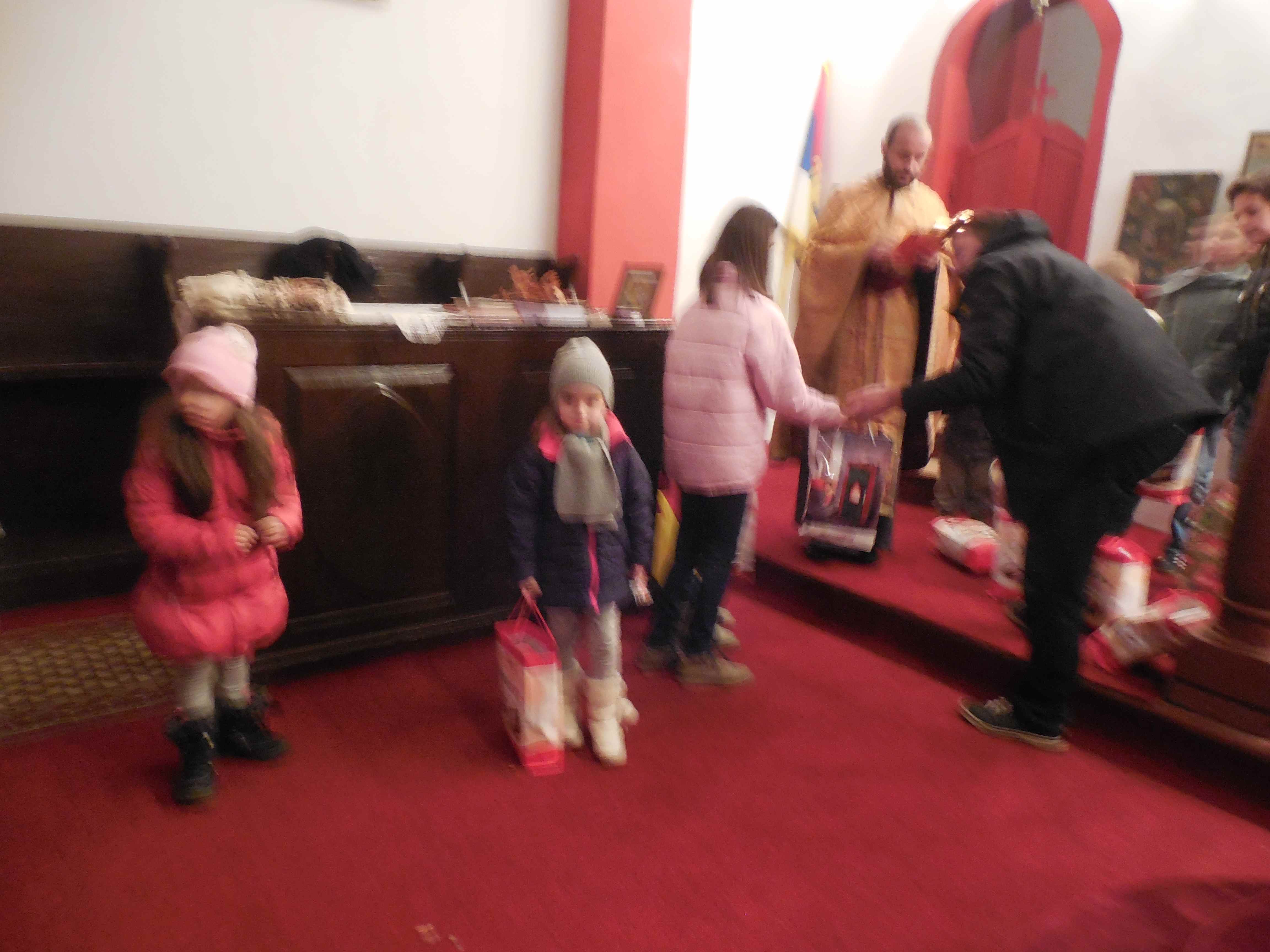 Подела пакетића деци, Бадње вече у Ливну, 2014. год.