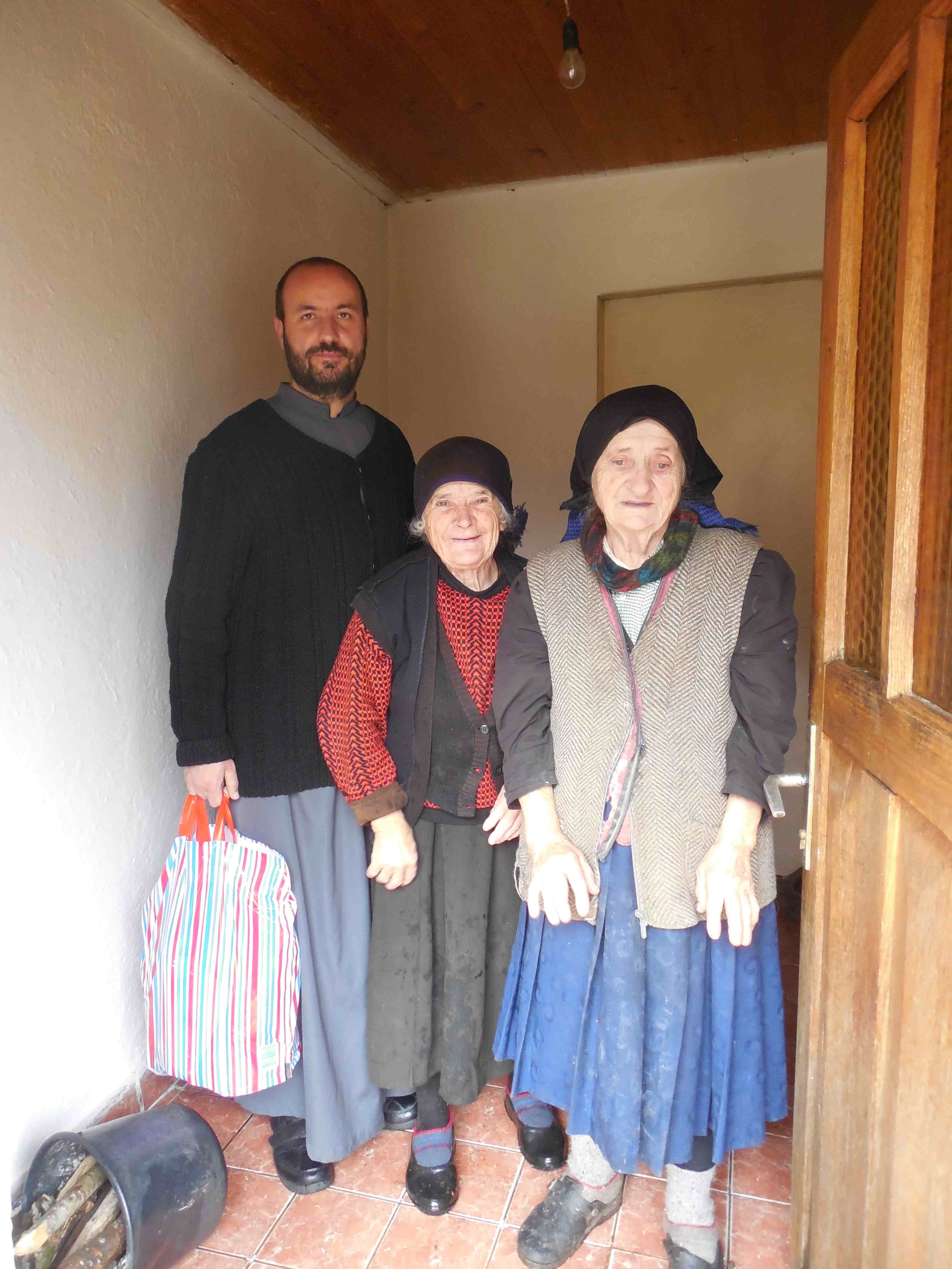 Подела Божићних пакета старијима, уочи Божића 2014. год.