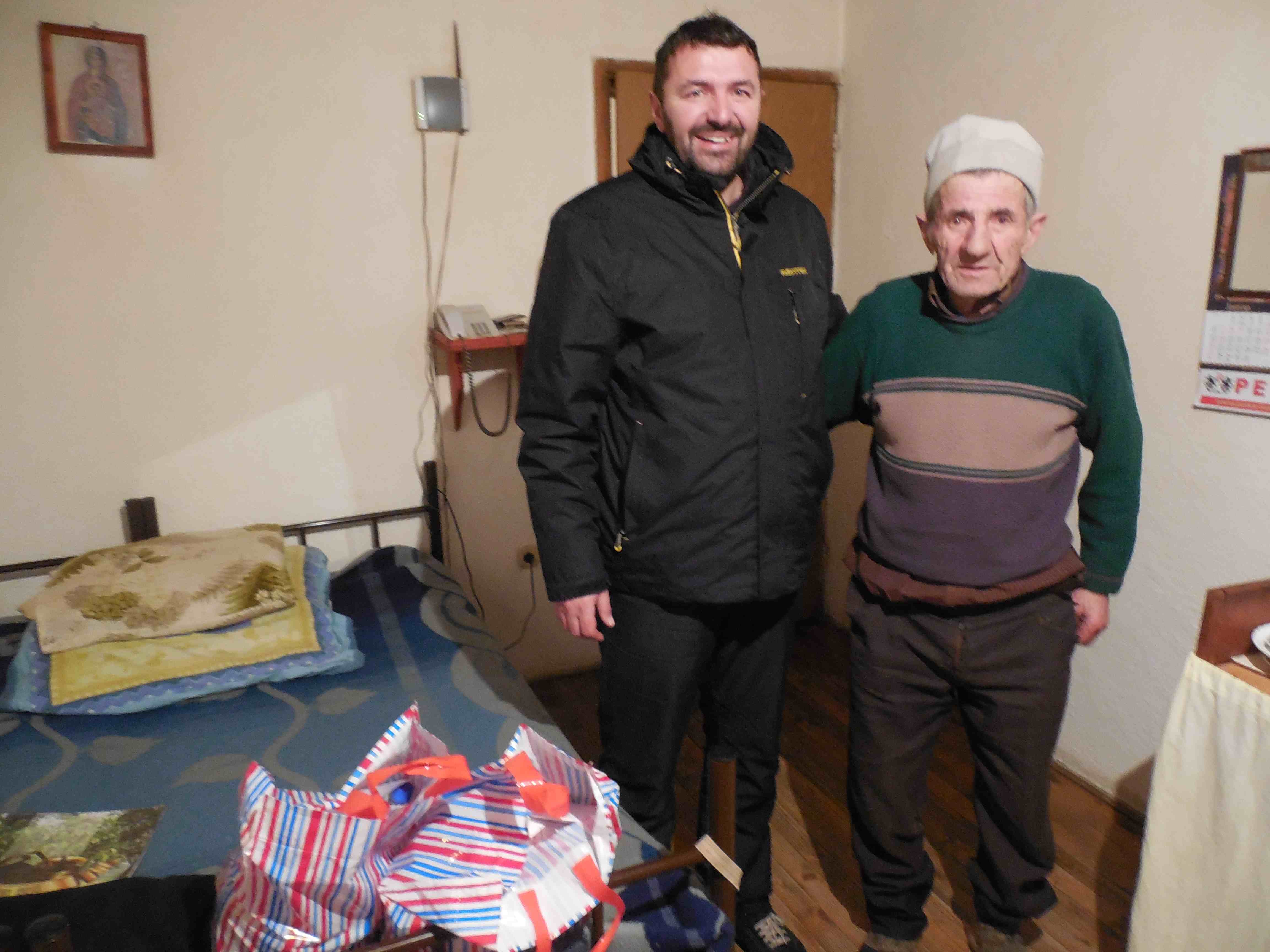 Подела Божићних пакета старијима, уочи Божића 2014. год.