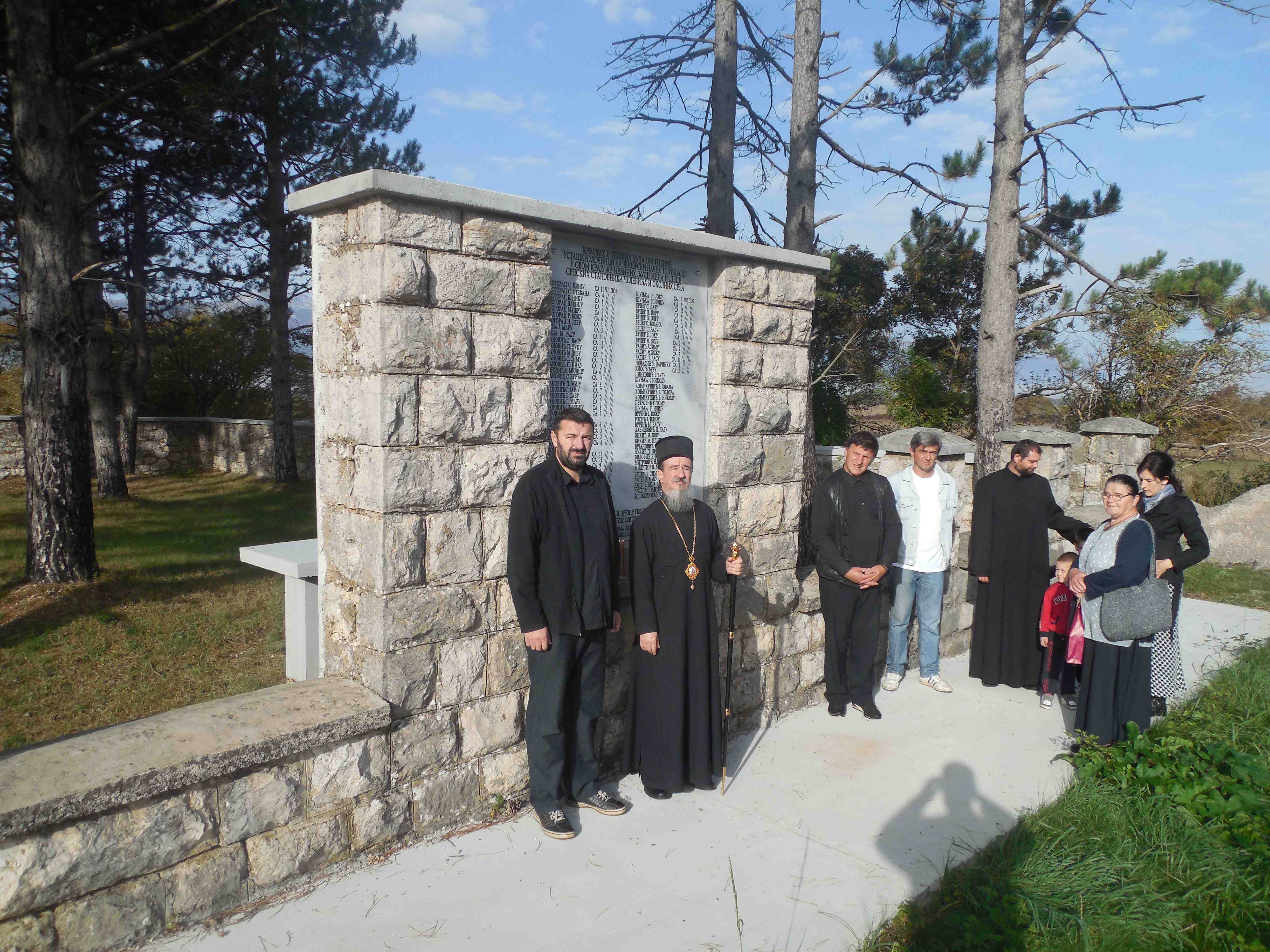 Епископ Атанасије приликом обиласка спомен-гробља на Барјаку 2014. године
