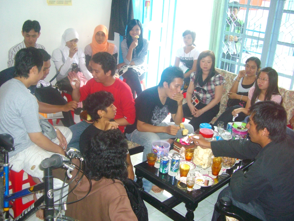 Gak makan gak asyik hahaha