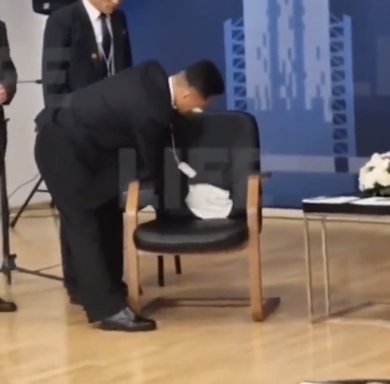 بالفيديو.. فحص كرسي الرئيس الكوري الشمالي بعناية فائقة قبل لقاء ⁧‫بوتين‬⁩