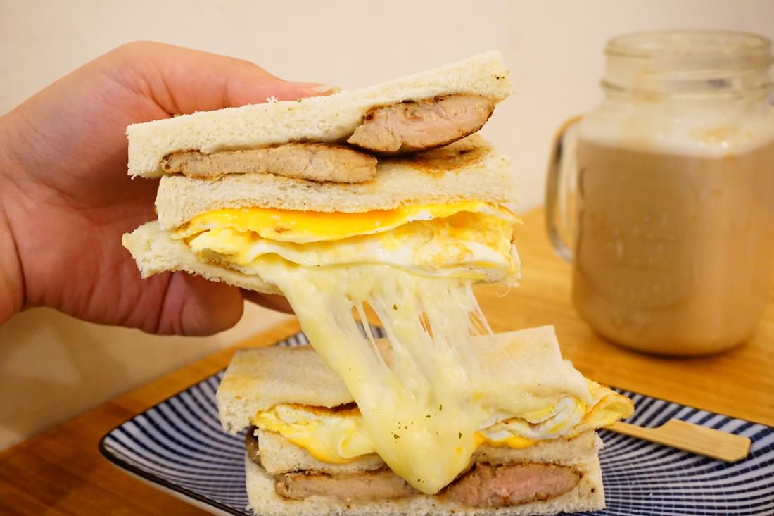 【新北板橋早午餐】食月午日  Brunch & Cafe || 亞東醫院站＂超牽絲起司三明治