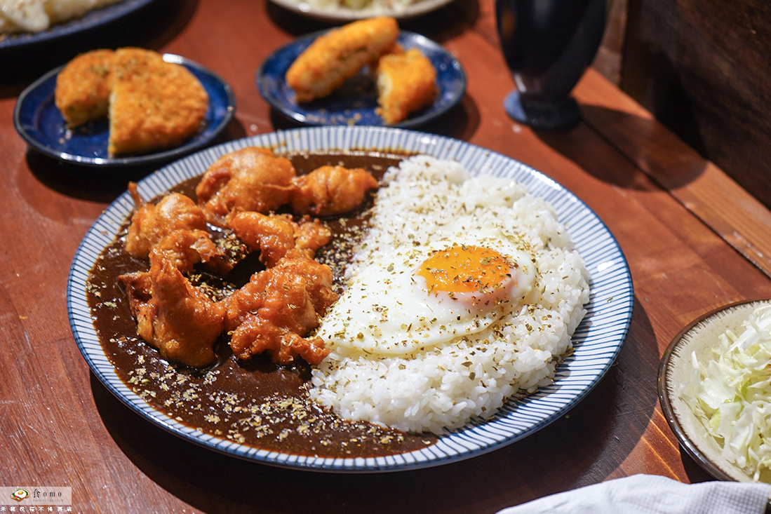 【新北永和美食】艷紅酒咖喱 || 永和復古文青咖哩店＂兩種香料咖哩