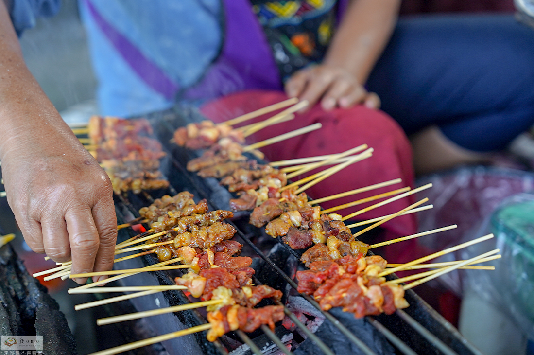 【泰國 | 清邁】清邁百年牛肉沙嗲 เนื้อสะเต๊ะใต้ต้นข่อย || 每天只營業 2.5小時＂路邊攤大排長龍的百年牛肉沙嗲！